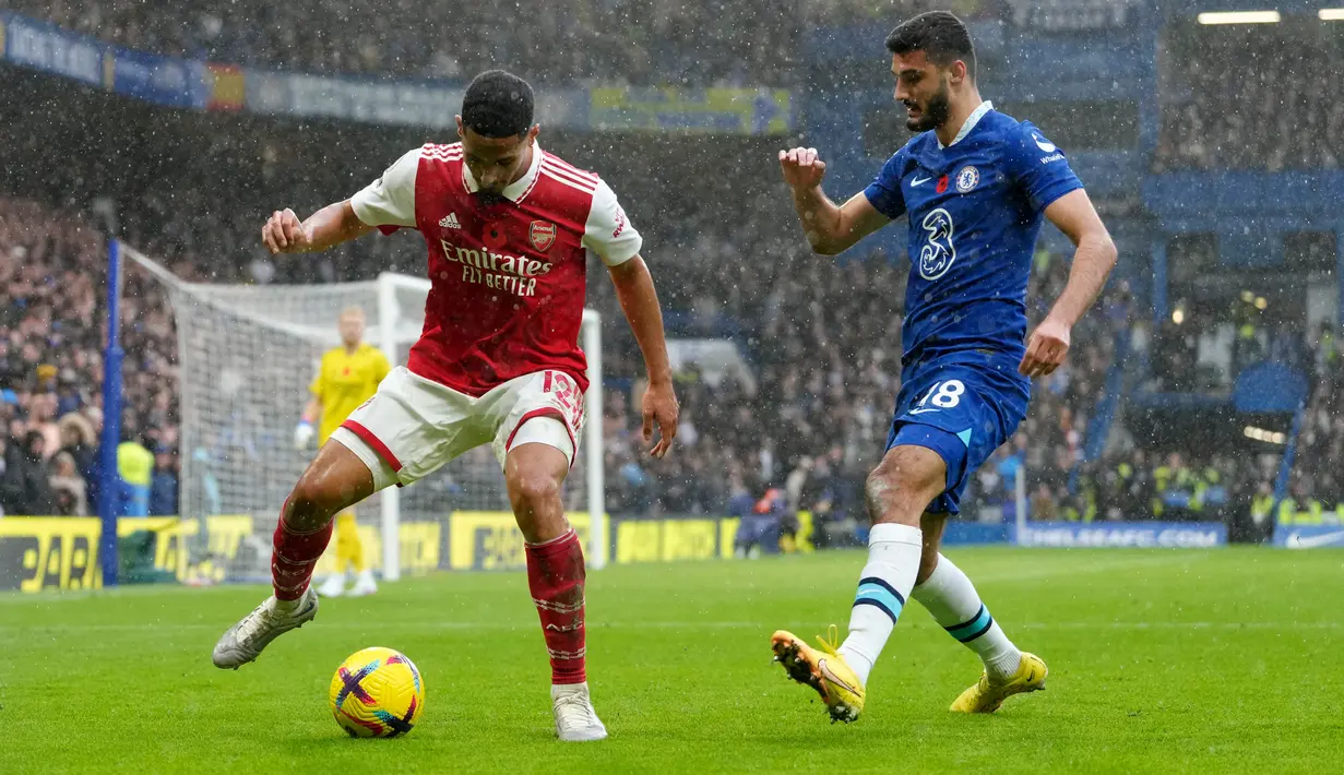 Pemain Arsenal William Saliba (kiri) berebut bola dengan pemain Chelsea Armando Broja pada pertandingan sepak bola Liga Inggris di Stadion Stamford Bridge, London, Inggris, 6 November 2022. Arsenal kembali memuncaki klasemen Liga Inggris usai mengalahkan Chelsea dengan skor 1-0. (AP Photo/Kirsty Wigglesworth)