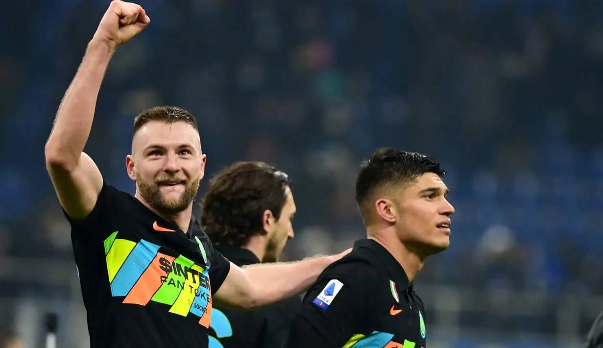 Inter Milan mengambil alih puncak klasemen Liga Italia dari AC Milan usai kemenangan 2-1 atas Lazio, Minggu (9/1/2022). Mengoleksi 49 poin, Inter unggul 1 poin dari AC Milan yang telah memainkan satu pertandingan lebih banyak dibanding Inter. (AFP/Miguel Medina)