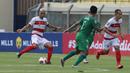 Jaimerson Xavier. Bek Madura United asal Brasil berusia 31 tahun ini amat piawai memotong pergerakan lawan saat meladeni PSS Sleman dalam laga matchday 1 Grup C Piala Menpora 2021 di Stadion Si Jalak Harupat, Bandung (23/3/2021). (Bola.com/M Iqbal Ichsan)