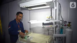Relawan doctorSHARE saat menjelaskan fasilitas layanan medis dan pendukung di Rumah Sakit Apung (RSA) Nusa Waluya II saat bersandar di Baywalk Mall Pluit, Jakarta, Selasa (10/12/2019). RSA menyediakan fasilitas mulai dari Poli Umum, IGD hingga kamar operasi. (Liputan6.com/HO/Riki)