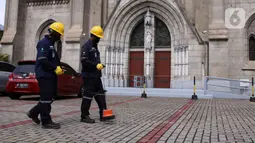 Petugas PLN UID Jaya mengecek listrik di lingkungan Gereja Katedral, Jakarta, Rabu (22/12/2021). PLN UID Jaya menyiagakan 2.356 personel yang tersebar di 16 unit posko dan 1 Unit Pelaksana Pengatur Distribusi Jakarta untuk siaga kelistrikan perayaan Natal dan Tahun Baru. (Liputan6.com/Angga Yuniar)