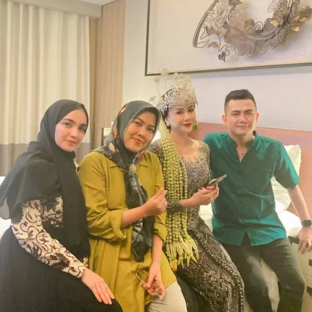7 Potret Aura Kasih Pakai Busana Pengantin Ini Tampil Curi Perhatian