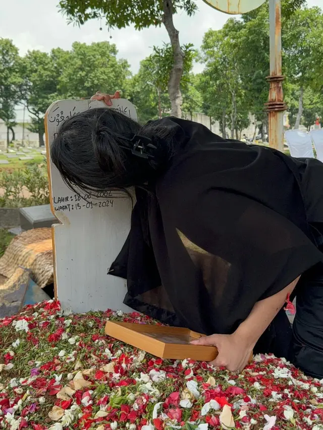 Kaneishia Yusuf  di makam kekasih (Instagram/kaneishiayusuf05)