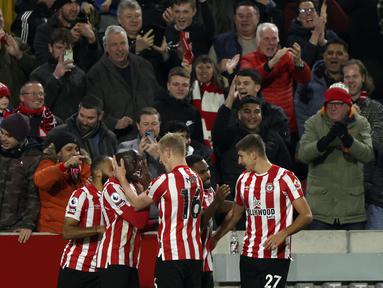 Penyerang Brentford, Yoane Wissa berselebrasi dengan rekan setimnya usai mencetak gol ke gawang Liverpool pada pertandingan lanjutan Liga Inggris di di Gtech Community Stadium di London, Selasa (3/1/2023). Brentford menang atas Liverpool dengan skor 3-1. (AP Photo/Ian Walton)