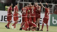 Para pemain Persija Jakarta merayakan gol yang dicetak oleh Jaimerson ke gawang Borneo FC pada laga Liga 1 di SUGBK, Jakarta, Sabtu (14/4/2018). Persija unggul 1-0 atas Borneo FC di babak pertama. (Bola.com/M Iqbal Ichsan)