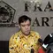 Dave Laksono anggota Partai Golkar dari kubu Munas Ancol memberikan keterangan kepada awak media terkait kisruh perebutan ruang fraksi di kantor fraksi P.Golkar, Komplek Parlemen, Senayan, Jakarta, Jum'at (27/3/2015). (Liputan6.com/Andrian M Tunay)