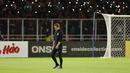 Manajer Timnas Kamboja, Keisuke Honda, tertunduk lesu setelah dikalahkan Indonesia pada laga Grup A Piala AFF 2022 di Stadion Utama Gelora Bung Karno (SUGBK), Senayan, Jumat (23/12/2022). (Bola.com/Abdul Aziz)