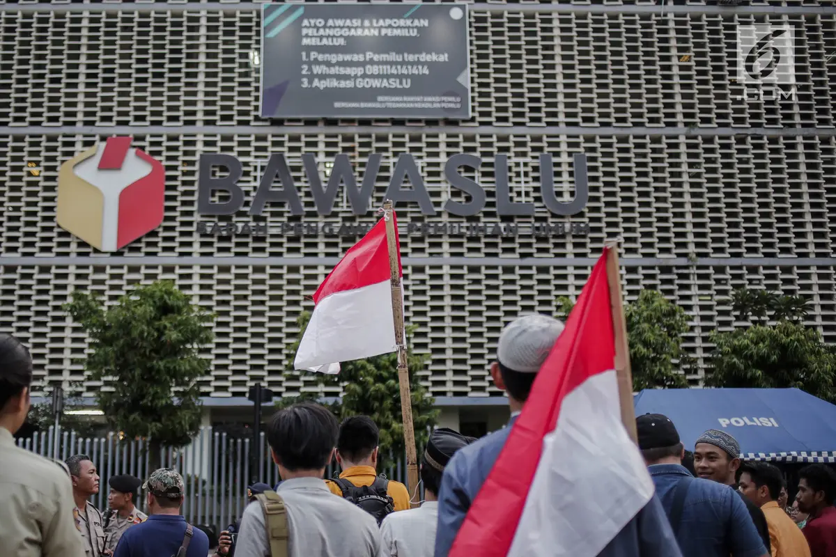 Relawan Cinta NKRI Bagikan Takjil untuk TNI - Polri