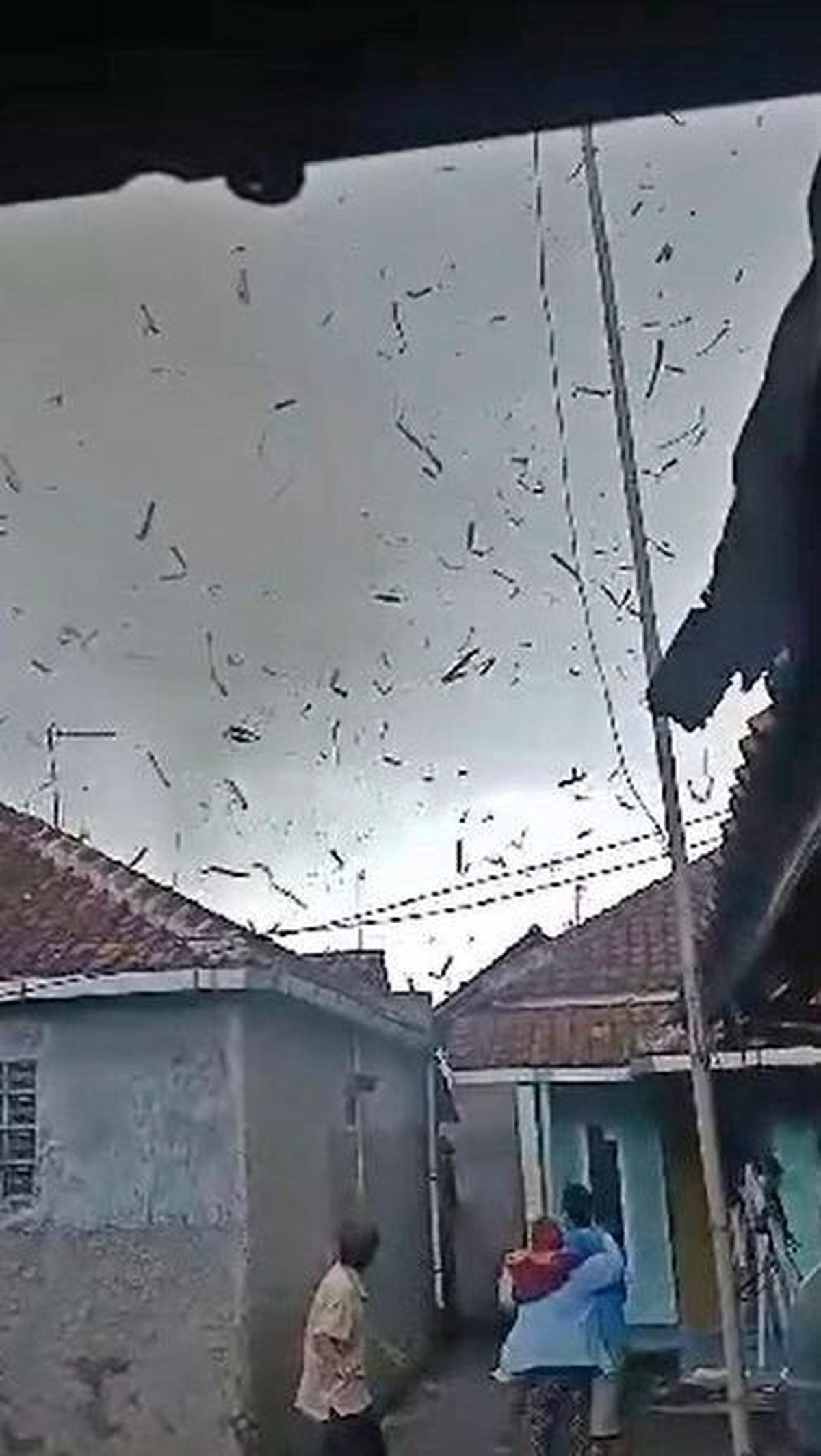 Sementara itu, Deputi Bidang Meteorologi BMKG Guswanto mengatakan, secara esensial puting beliung dan tornado memiliki kemiripan.<br>