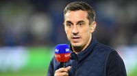 Gary Neville. Salah satu legenda Manchester United yang pensiun pada Februari 2011 setelah hanya membela MU sepanjang kariernya mulai 1992/1993 ini bergabung dengan jaringan televis Sky Sports sebagai komentator dan pundit sejak musim 2011/2012. Profesi tersebut menjadi tidak asing baginya karena sebelumnya ia juga pernah menjadi pundit bagi jaringan televis ITV Sport di dua ajang sepak bola akbar, Piala Dunia 2002 dan Piala Eropa 2008. Sempat meninggalkan Sky Sports untuk menukangi Valencia pada Desember 2015, ia kembali ke Sky Sports usai dipecat Valencia yang hanya dibesutnya selama 4 bulan di musim 2015/2016. (AFP/Glyn Kirk)