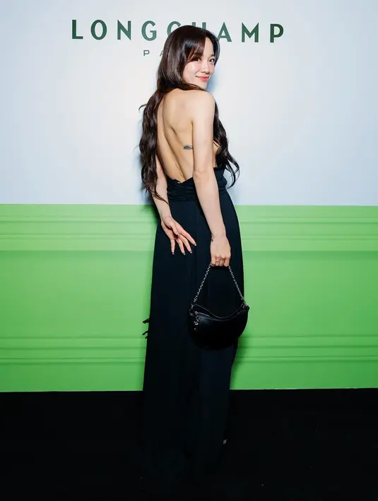 Outfit dengan potongan backless itu tanpa ragu memperlihatkan tato ombak di punggung Kim Se Jeong. [@clean_0828]