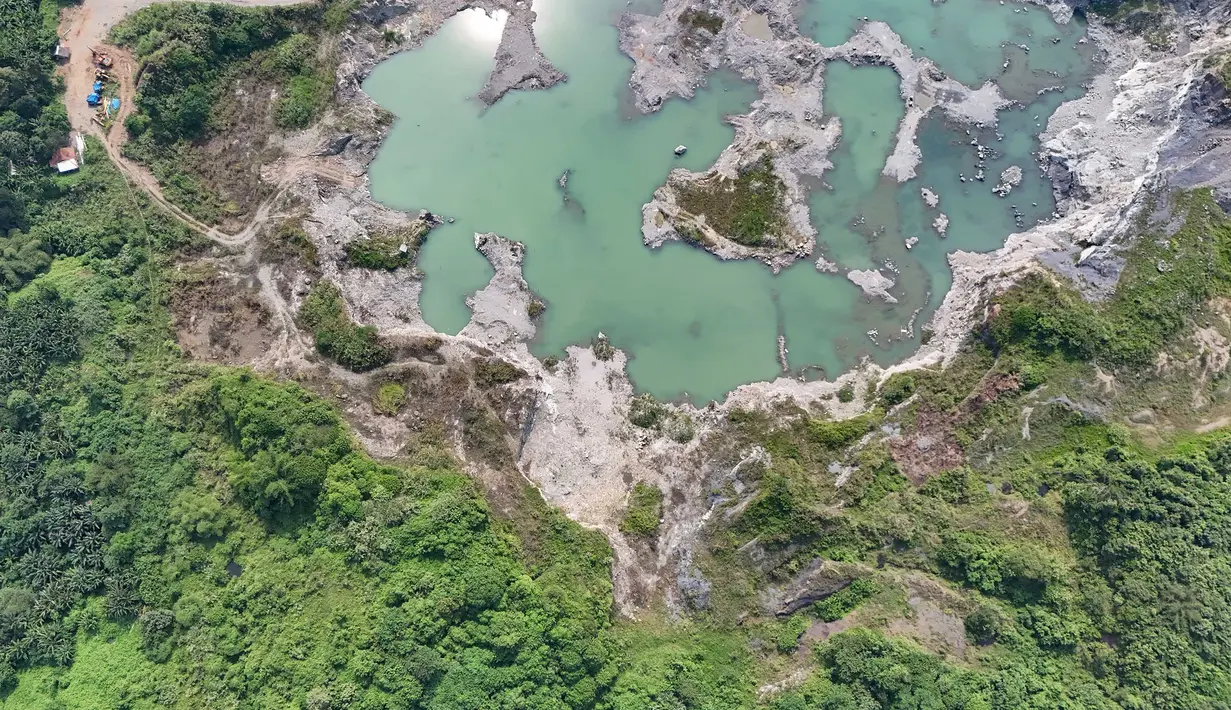 Suasana tambang batu dan pasir di kawasan Sudamanik, Gorowong, Parung Panjang, Kabupaten Bogor, Jawa Barat, tampak sepi pada Kamis (23/10/2025). (merdeka.com/Arie Basuki)