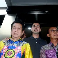 Forum Wartawan (Forwan) yang melaporkan Raffi Ahmad ke polisi mau menandatangani nota kesepakatan damai dengannya. Perdamaian ini disaksikan oleh Ketua Parsi atau Persatuan Artis Sinetron Indonesia, Anwar Fuadi. (Andy Masela/Bintang.com)
