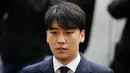 Kpop Idol, Seungri yang terlibat kasus dugaan suap layanan seksual tiba di Kantor Polisi Metro Seoul, Kamis (14/3). Seungri tiba dengan didampingi seseorang yang kemungkinan adalah pengacaranya. (REUTERS/Kim Hong-Ji)