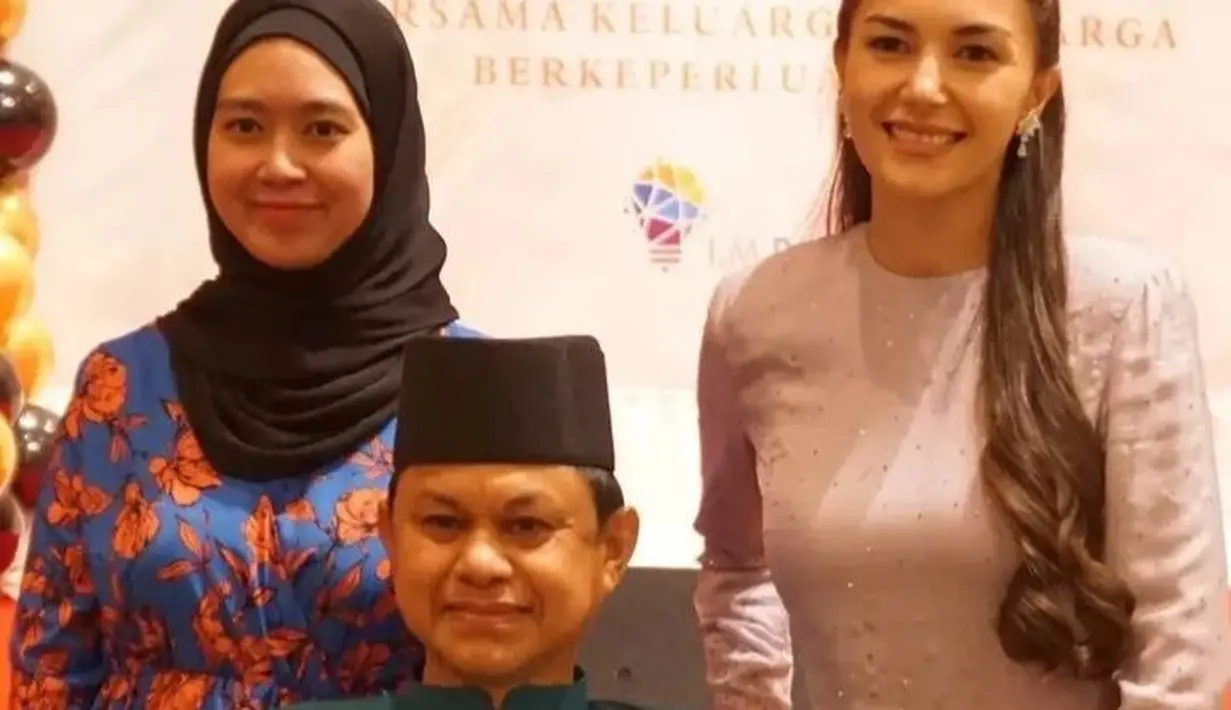 Tampil effortless, Anisha Rosnah hanya lengkapi busananya dengan hand bag pink yang terlihat mahal. [@mateencore]