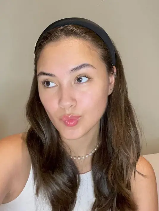 Mengenakan aksesoris seperti bandana juga dilakukan Caitlin Halderman [Instagram/caitlinhalderman]