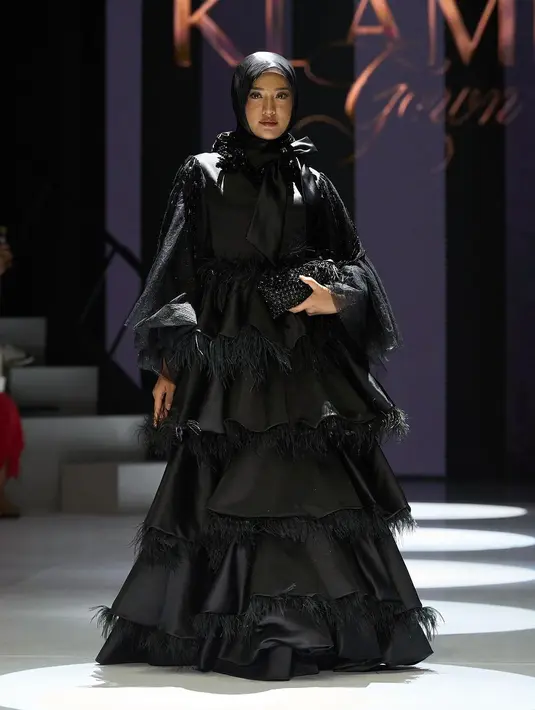Gaya glamor Anissa Aziza dibalut tiered ballgown warna hitam dari koleksi lini terbaru Klamby, Klamby Gown. [@wearingklamby]