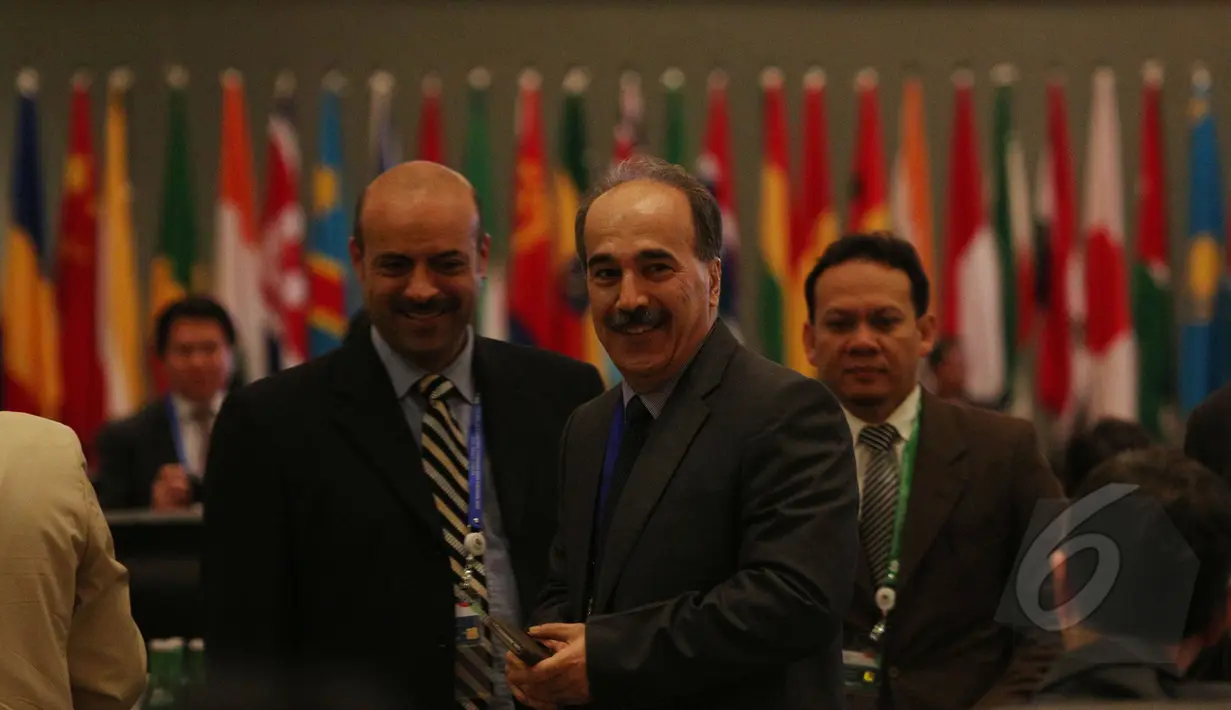 Delegasi Konferensi Asia Afrika bersiap mengikuti pembukaan Pertemuan Tingkat Menteri Asia-Afrika di Jakarta Convention Center, Senin (20/4/2015). (Liputan6.com/Herman Zakharia)