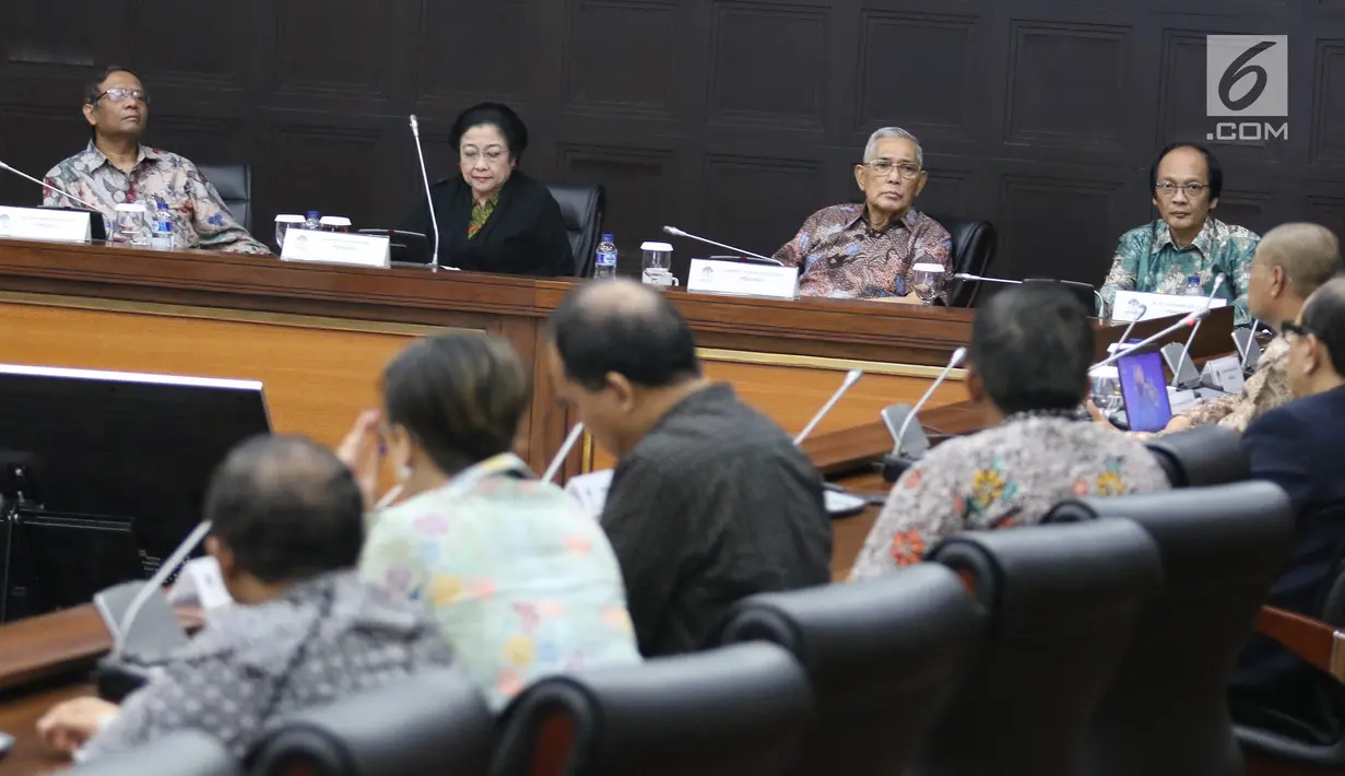 Suasana diskusi yang digelar Ketua Dewan Pengarah Badan Pembina Ideologi Pancasila Megawati Soekarnoputri (kedua kiri) bersama para pemimpin redaksi media cetak, dan elektronik di Jakarta, Rabu (24/1). (Liputan6.com/Angga Yuniar)