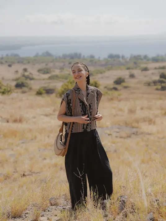 Tak hanya satu, Raline Shah juga kenakan rompi tenun Sumba dengan motif berbeda saat liburan [@ralineshah]