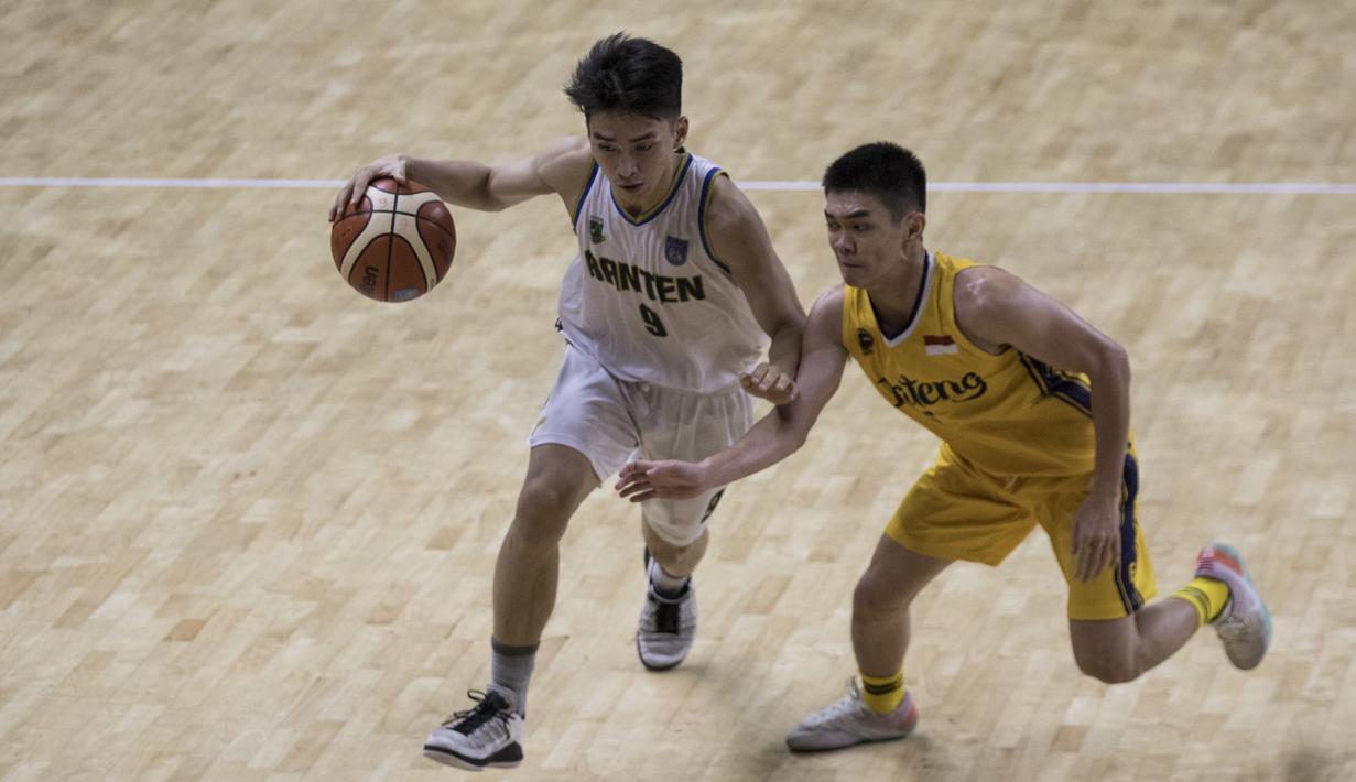 Pebasket Banten, Andrew Lensun, melakukan driblling saat melawan Jawa Tengah pada laga final Pomnas XVI 2019 di GOR Soemantri Brodjonegoro, Jakarta, Selasa (24/9). Banten menang 90-68 atas Jateng. (Bola.com/Vitalis Yogi Trisna)