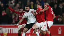 Bek Wales Nottingham Forest Neco Williams (kiri), gelandang Skotlandia Nottingham Forest Elliot Anderson (2 kanan) dan bek Brasil Nottingham Forest Murillo (kanan) berebut bola dengan penyerang Liverpool asal Mesir Mohamed Salah selama pertandingan sepak bola Liga Primer Inggris antara Nottingham Forest dan Liverpool di The City Ground di Nottingham, Inggris bagian tengah, pada 14 Januari 2025.Paul ELLIS / AFP