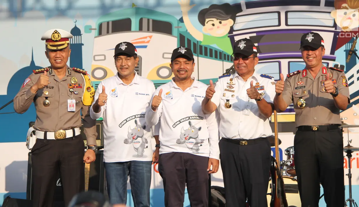 Komisaris Utama Bank BRI Andrinof A Chaniago (tengah) foto bersama Dirut Bank BRI Suprajarto (dua kiri), Dirjen Perhubungan Darat Budi Setiadi (dua kanan) dan Kabaharkam Polri Irjen Pol Condro Kirono (kanan) saat melepas peserta Mudik Bareng BRI di Jakarta, Selasa (28/5/2019).(Liputan6.com/Pool/BRI)