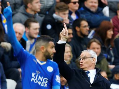 Claudio Ranieri membawa Leicester City menjuarai Liga Inggris musim 2015-2016. (Reuters/Darren Staples)