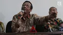 Anggota Dewan BPIP Mahfud MD memberikan keterangan kepada sejumlah media di Jakarta, Kamis (31/5).  Mahfud menilai pendapatan anggota BPIP juga lebih kecil dibanding dengan Kepala Lembaga Negara dan Menteri. (Liputan6.com/Angga Yuniar)