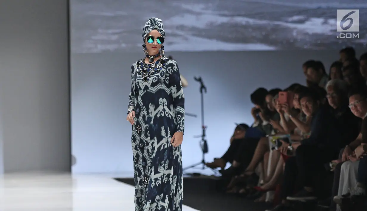 Model berpose diatas catwalk membawakan rancangan Itang Yunasz saat pembukaan Jakarta Fashion Week 2018 di Senayan City, Jakarta, Sabtu (21/10). JFW 2018 mengusung tema 'Bhinneka dan Berkarya'. (Liputan6.com/Herman Zakharia)