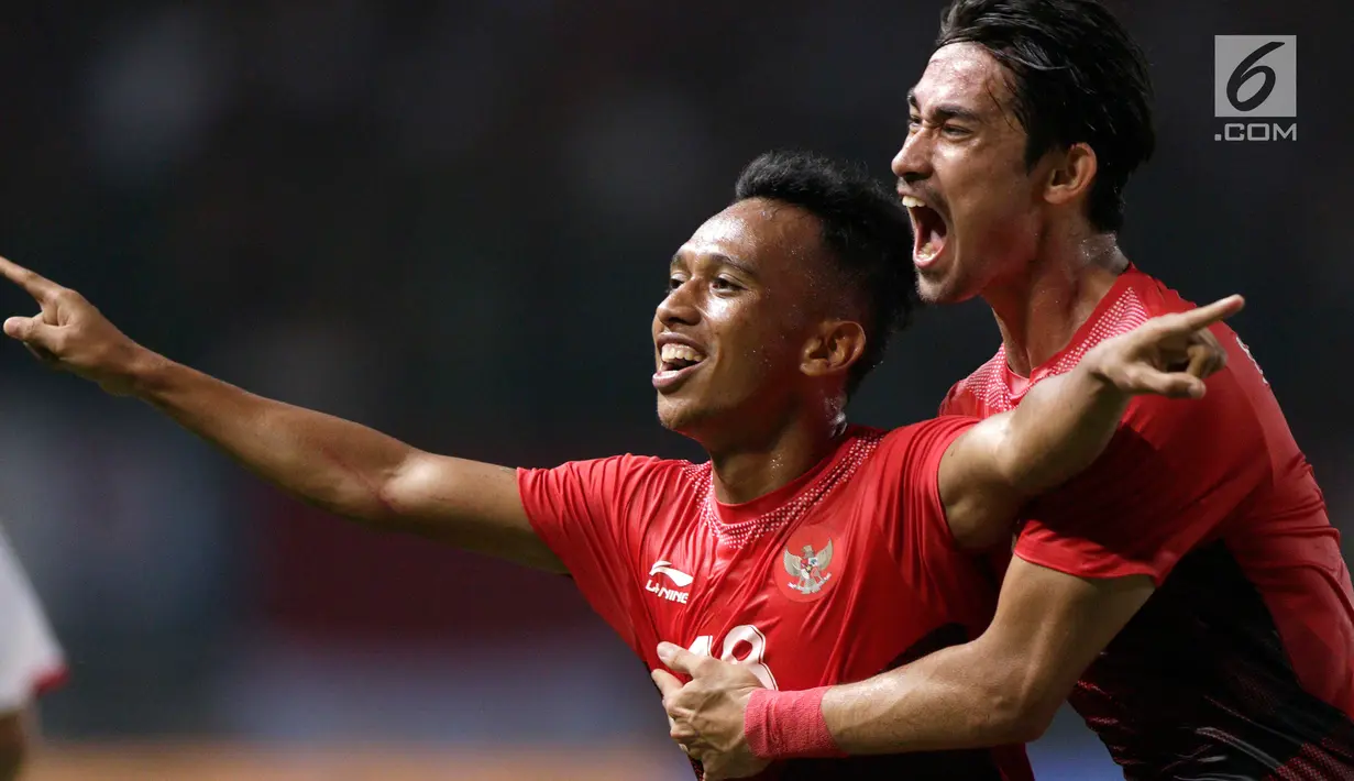 Pemain Indonesia, Irfan Jaya, melakukan selebrasi usai mencetak gol ke gawang Palestina pada laga Asian Games di Stadion Patriot, Bekasi, Rabu (15/8). Timnas Indonesia U-23 dipaksa menyerah 1-2 oleh Palestina. (Bola.com/Vitalis Yogi Trisna)