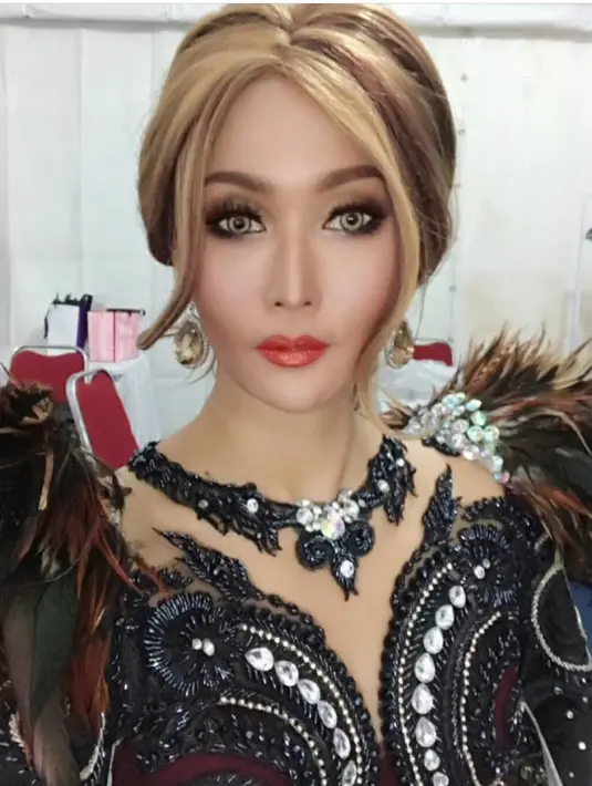 Penyanyi asal Pasuruan 38 tahun itu juga tak peduli meski di sebelah tempatnya makan ada got. Dan saat sedang nikmat makan, bisa saja tercium bau-bau tak sedap dari got yang ada disebelahnya. (Instagram/inul.d)