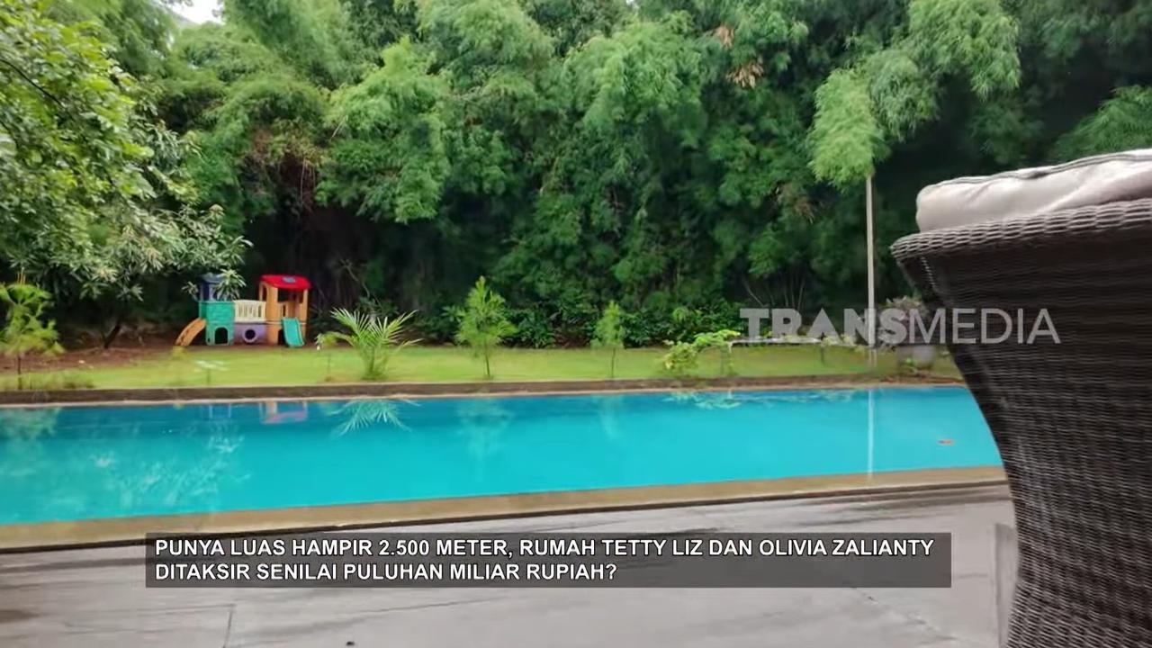 Seluas 2.500 Meter, Potret Rumah Mewah Olivia Adik Marcella Zalianty Banyak Koleksi Lukisan & Barang Antik