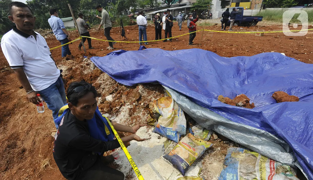 Warga menunjukkan beras diduga bansos presiden di kawasan Kampung Serab, Sukmajaya, Depok, Jawa Barat, Rabu (3/8/022). Mabes Polri menyatakan, kasus beras bansos dikubur di Depok masih diselidiki. (merdeka.com/Arie Basuki)