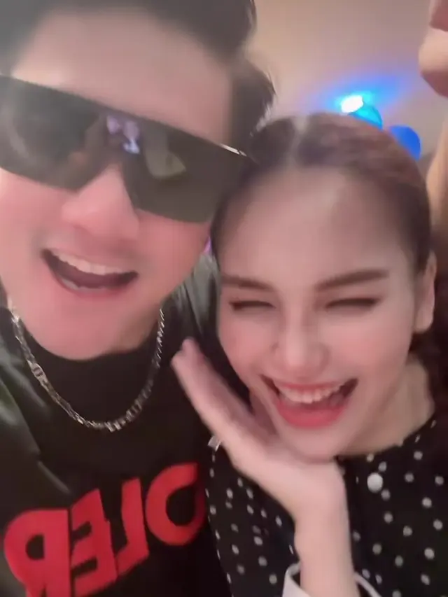 Potret Ayu Ting Ting dan Boy William Mengenakan Outfit Senada