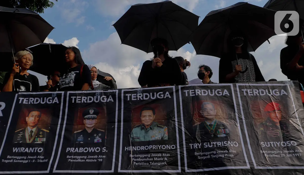 Mereka mendesak segera diadilinya pihak-pihak yang diduga terlibat dalam sejumlah kasus kekerasan dan pelanggaran berat HAM. (Liputan6.com/Herman Zakharia)