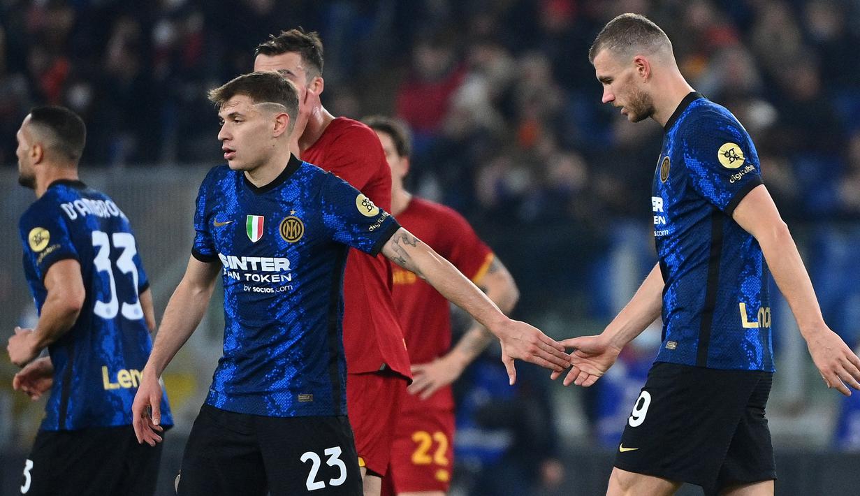 Setelah membela AS Roma selama enam musim, Edin Dzeko memilih hijrah ke Inter Milan pada awal musim ini. Pertemuan dengan sang mantan klubnya tersebut terjadi pada giornata ke-16 Liga Italia. Dzeko juga turut mengantarkan kemenangan klubnya dengan mencetak satu gol. (AFP/Vincenzo Pinto)