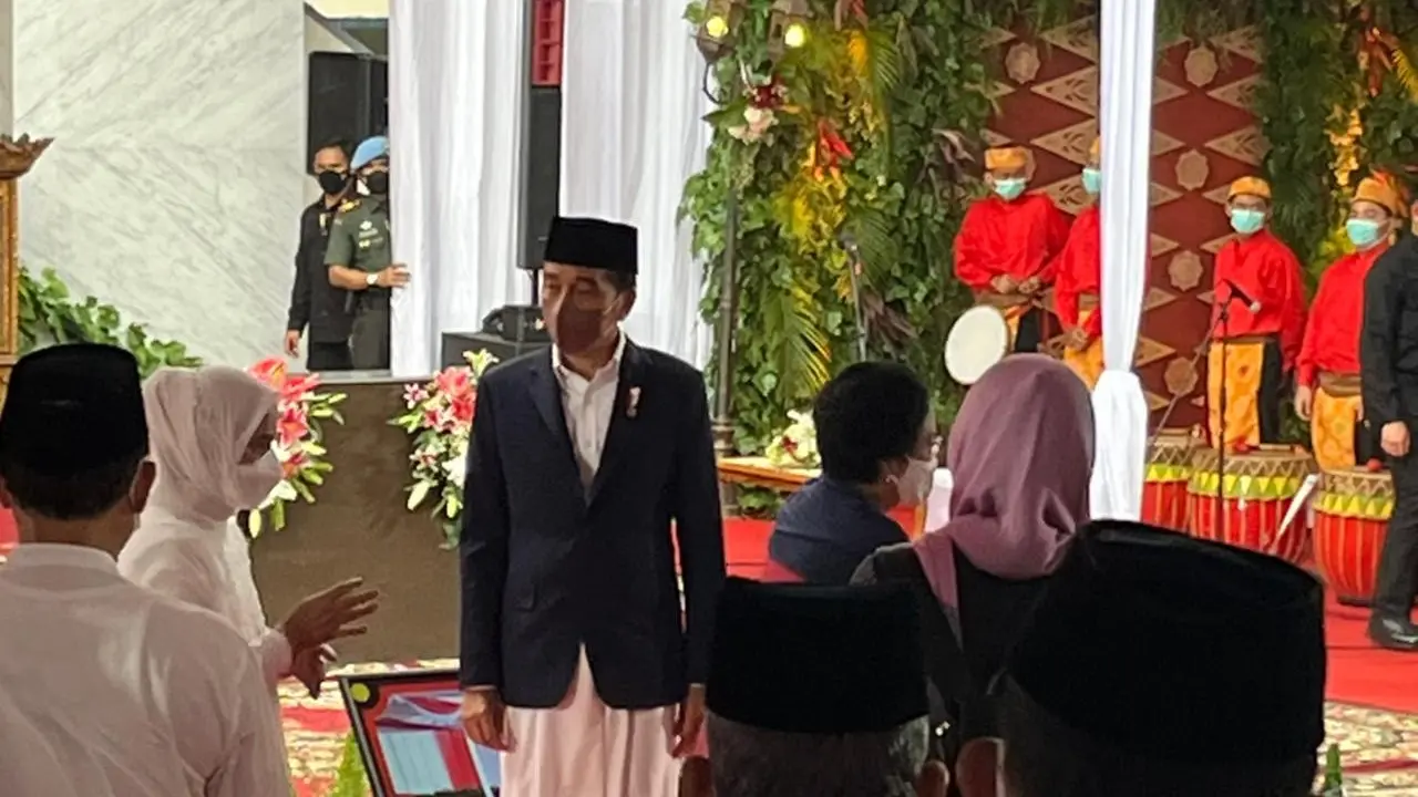 Presiden Jokowi dan Ibu Negara Iriana disambut Ketum PDIP Megawati Soekarnoputri saat menghadiri peresmian Masjid At-Taufiq di Kompleks Sekolah Partai PDIP, Lenteng Agung, Jakarta Selatan. (Liputan6.com/Radityo Priyasmoro)