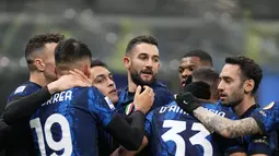 Gelandang  Inter Milan, Roberto Gagliardini (tengah) berselebrasi dengan rekan setimnya usai mencetak gol ke gawang Spezia pada pertandingan lanjutan Liga Serie A Italia di Stadion San Siro, di Milan, Italia, Kamis (2/12/2021). Inter Milan kini berada di posisi ketiga klasemen dengan 34 poin. (AP Ph
