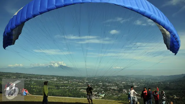 20160506- Paralayang Jadi Pilihan Favorit di Puncak-Bogor-Johan Tallo