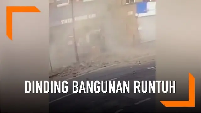 Seorang pejalan kaki nyaris tertimpa dinding bangunan yang runtuh di Stoke Newington, London. Insiden terjadi karena angin kencang melanda wilayah tersebut.