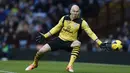 Kiper Aston Villa Brad Guzan gagal menghentikan tembakan Tom Cleverley pada pertandingan sepak bola Liga Inggris antara Aston Villa vs Manchester United di Villa Park, Birmingham (151213). (AFP/Adrian Dennis)