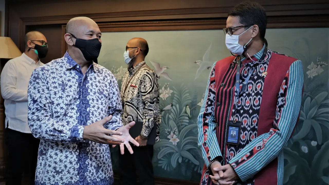 Menteri Koperasi dan UKM Teten Masduki kolaborasi dengan Menteri Pariwisata Sandiaga Uno dalam membangun destinasi wisata