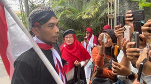 Massa Datangi Rumah Jokowi di Solo, Titip Surat Tuntutan Lewat Paspampres