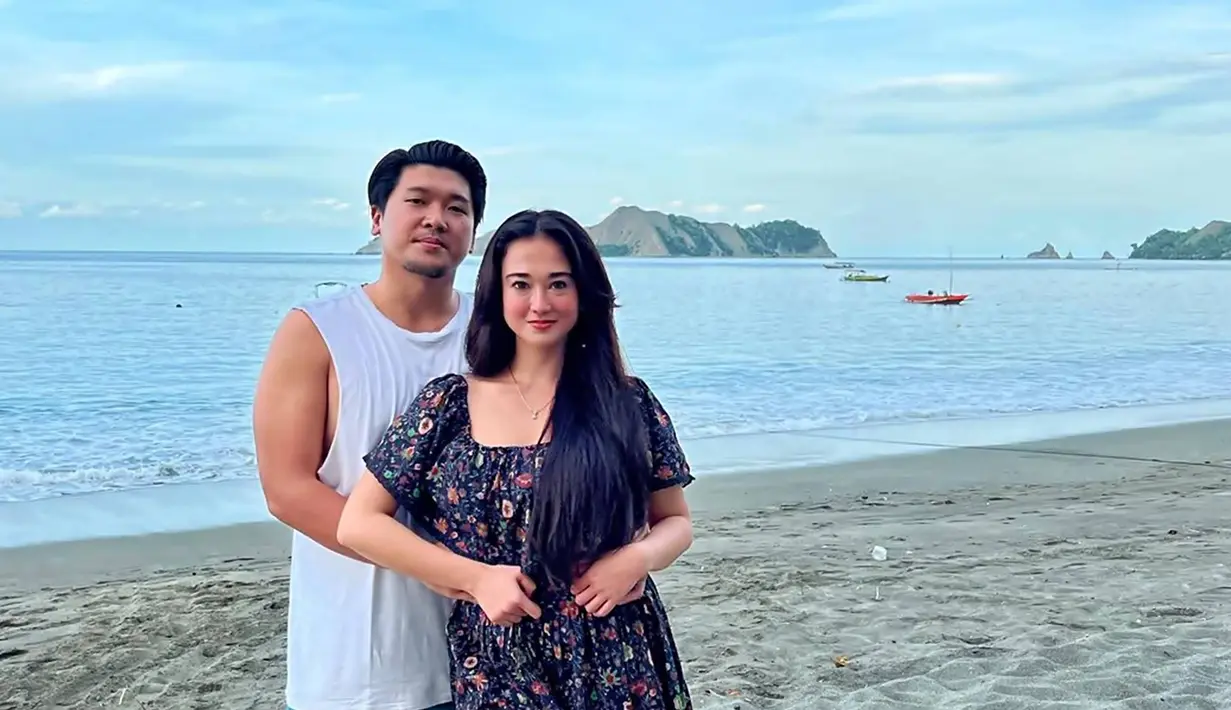 Semenjak menikah pada 15 Februari 2021 kemarin, Natasha memang cukup jarang muncul di layar kaca. Selain itu ia memiliki kesibukan tersendiri dalam bisnis dan sebagai pengacara seperti yang tercantum dalam bio Instagram pribadinya tersebut. (Liputan6.com/IG/@natasharatulangi)