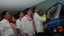 Minggu (1/6/14), Jokowi menandatangani Bajaj yang mengantarnya pada saat mengambil nomor urut di Kantor KPU. (Liputan6.com/Herman Zakharia)