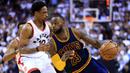Pebasket Toronto Raptors, DeMar DeRozan, berusaha menghalau pebasket Cleveland Cavaliers, LeBron James pada laga Gim 3 semifinal Wilayah Timur di Air Canada Centre, Jumat (5/5/2017). Cleveland Cavaliers menang 115-94. (AFP/Vaughn Ridley)