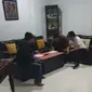 Dandhy Laksono saat diperiksa polisi di kediamannya di Bekasi, Jawa Barat, Kamis (27/9/2019)