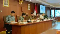 Menteri Koordinator Bidang Kemaritiman dan Investasi Luhut Binsar Panjaitan dalam Konferensi Pers Acara Peluncuran Kebijakan Bantuan Pemerintah Untuk KBLBB, Jakarta, Senin (20/3/2023). (Siti/Merdeka.com)