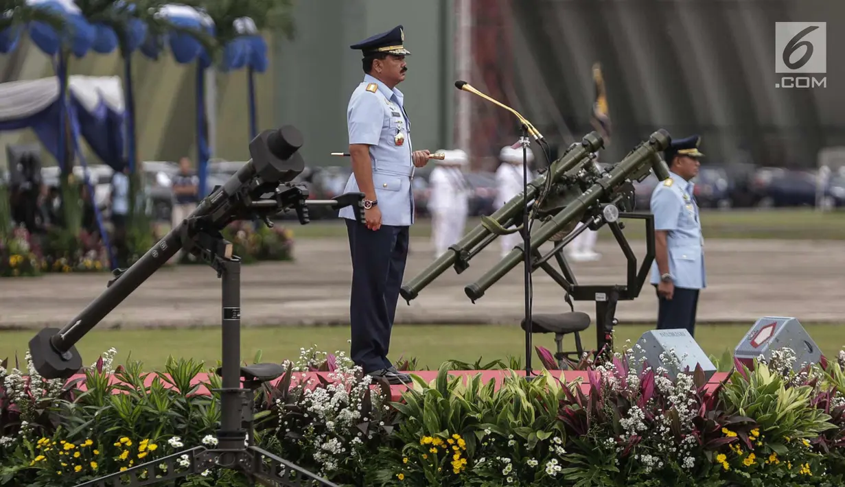 Panglima TNI Marsekal Hadi Tjahjanto memimpin upacara sertijab KSAU di Lapangan Udara Halim Perdanakusuma, Jakarta, Jumat (19/1). Marsekal TNI Yuyu Sutisna menggantikan Marsekal Hadi Tjahjanto yang telah menjadi Panglima TNI. (Liputan6.com/Faizal Fanani)